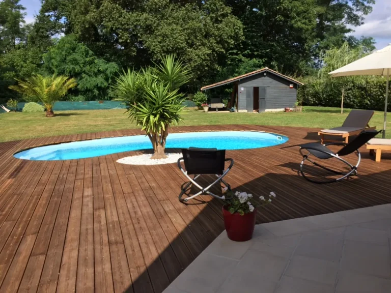 Terrasse autour d&rsquo;une piscine